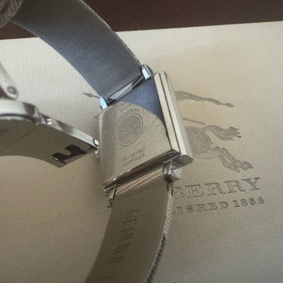 Authentic Burberry watch - Picture 7 of 13